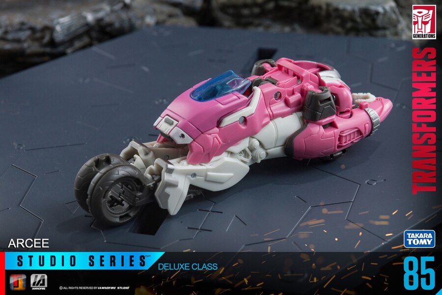 Studio Series SS 85 Arcee Toy Phography Image Gallery By IAMNOFIRE  (7 of 13)